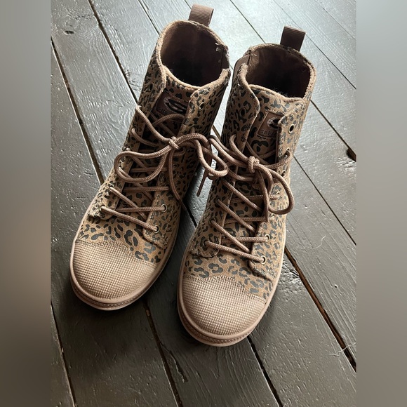 sketchers boots - Picture 1 of 6